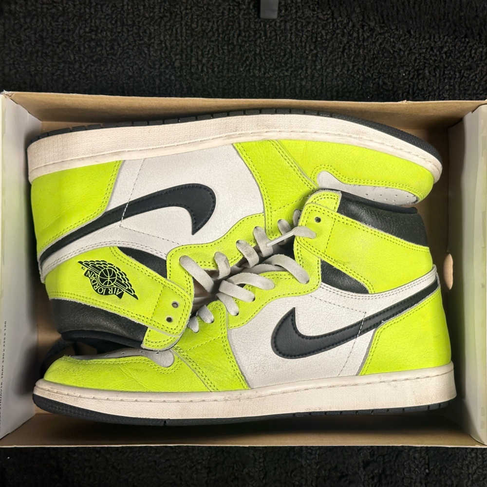 Jordan 1 Retro High OG-Volt/Black Sail
Visionaire 
Size 12 Men